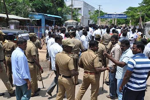 சிதம்பரம் அருகே வடக்குமாங்குடியில் தலித் இளைஞர்கள் மீது தாக்குதல்: மருத்துவமனை முன்பு சாலைமறியல்